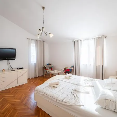 Golf House In - Haus Fuer 9-10 Personen * Ližnjan